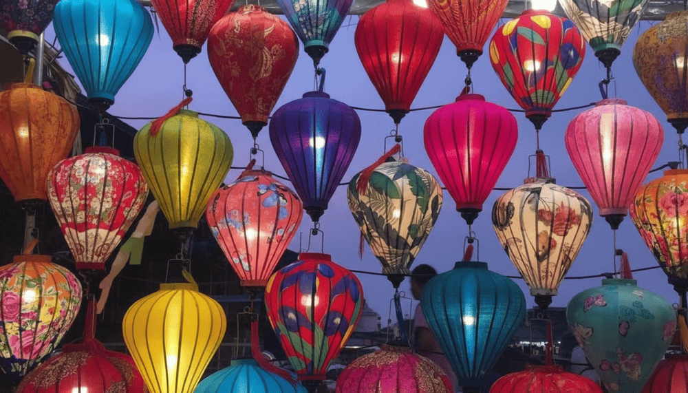 Bạn c&oacute; thể tranh thủ chụp ảnh tại c&aacute;c cửa h&agrave;ng b&aacute;n đ&egrave;n lồng đầy m&agrave;u sắc ở chợ đ&ecirc;m (Nguồn: Internet)